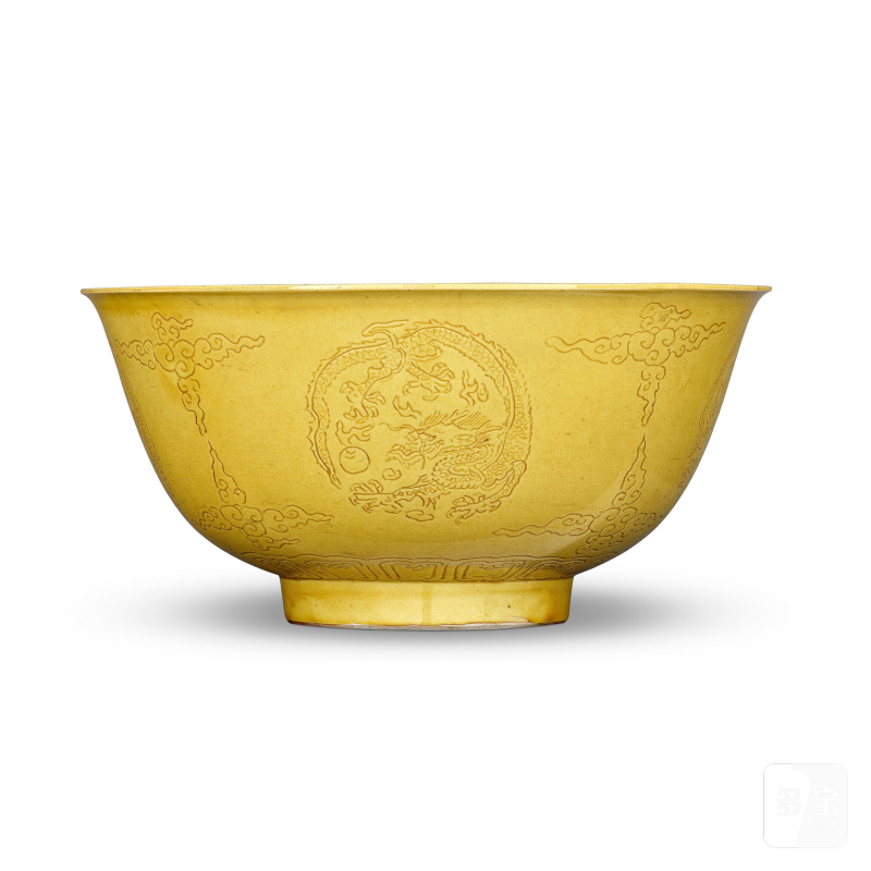 BOL EN PORCELAINE ÉMAILLÉE JAUNE À DÉCOR INCISÉ DE DRAGONS  CHINE, DYNASTIE QING, MARQUE À SIX CARACTÈRES DANS UN DOUBLE CERCLE EN BLEU SOUS COUVERTE ET ÉPOQUE KANGXI (1662-1722) - 图2